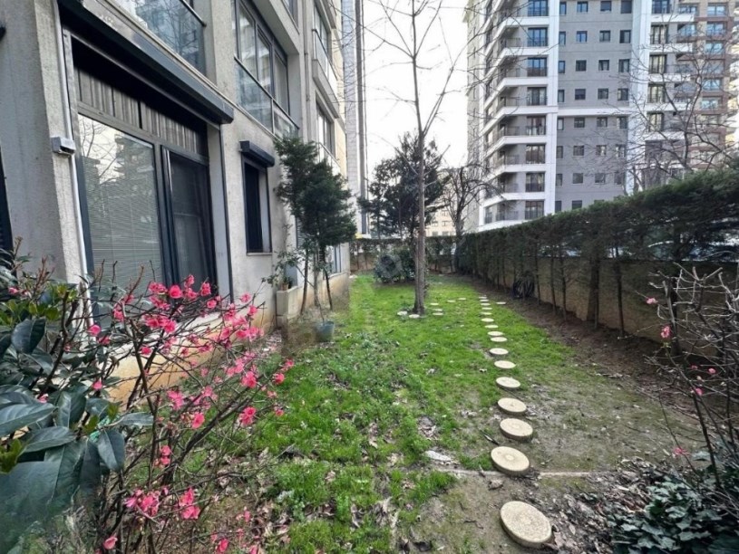 İSTANBUL KADIKÖY ERENKÖY DE MARMARAYA ÇOK YAKIN KONUMDA GENÇ BİNADA 3+1 BALKONLU