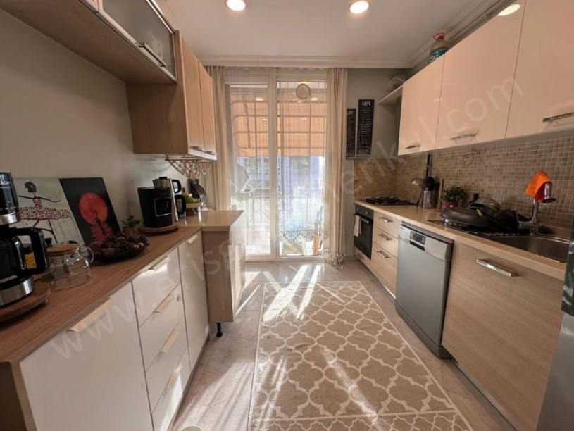 İSTANBUL KADIKÖY ERENKÖY DE MARMARAYA ÇOK YAKIN KONUMDA GENÇ BİNADA 3+1 BALKONLU