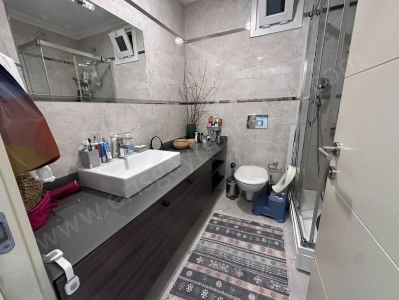 İSTANBUL KADIKÖY ERENKÖY DE MARMARAYA ÇOK YAKIN KONUMDA GENÇ BİNADA 3+1 BALKONLU