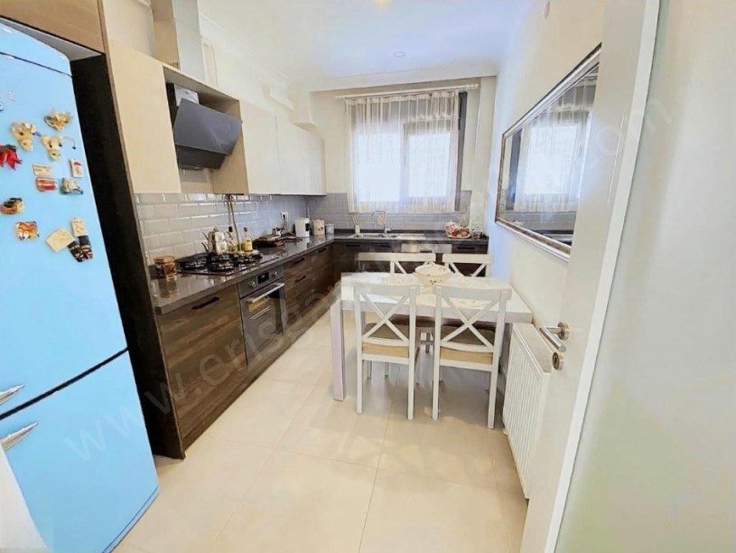 İSTANBUL KADIKÖY  yeni binada Ayşekadın m. caddesinde 130m2 3+1