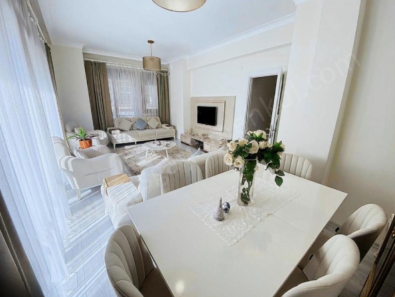 İSTANBUL KADIKÖY  yeni binada Ayşekadın m. caddesinde 130m2 3+1