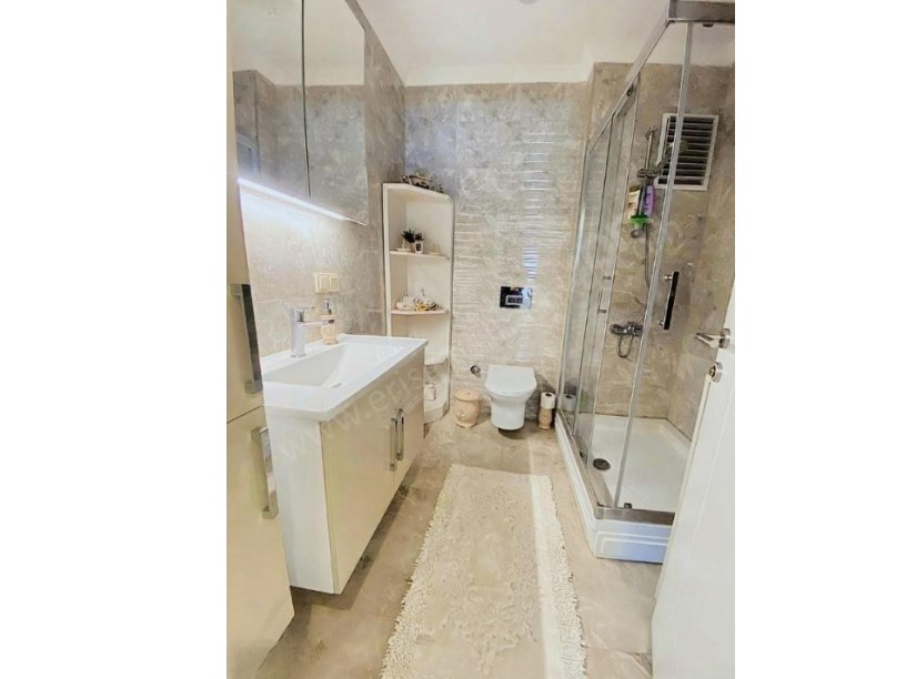 İSTANBUL KADIKÖY  yeni binada Ayşekadın m. caddesinde 130m2 3+1