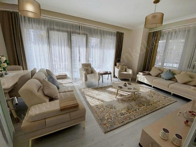 İSTANBUL KADIKÖY  yeni binada Ayşekadın m. caddesinde 130m2 3+1