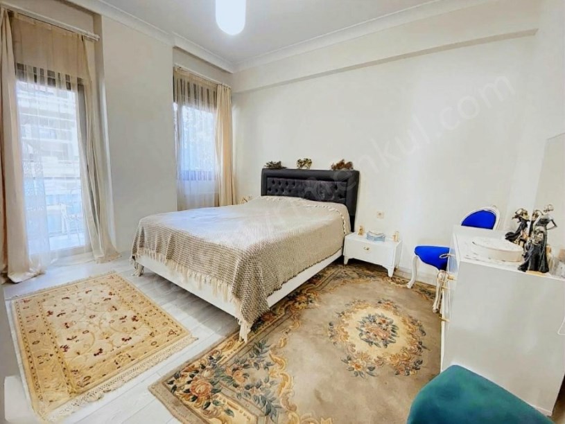 İSTANBUL KADIKÖY  yeni binada Ayşekadın m. caddesinde 130m2 3+1