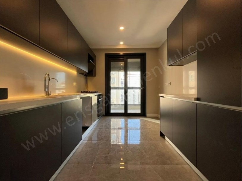 İSTANBUL KADIKÖY Suadiyede Bağdat Cd Komşu Balkonlu E.Banyolu Yeni 140M² 3+1 BOŞ