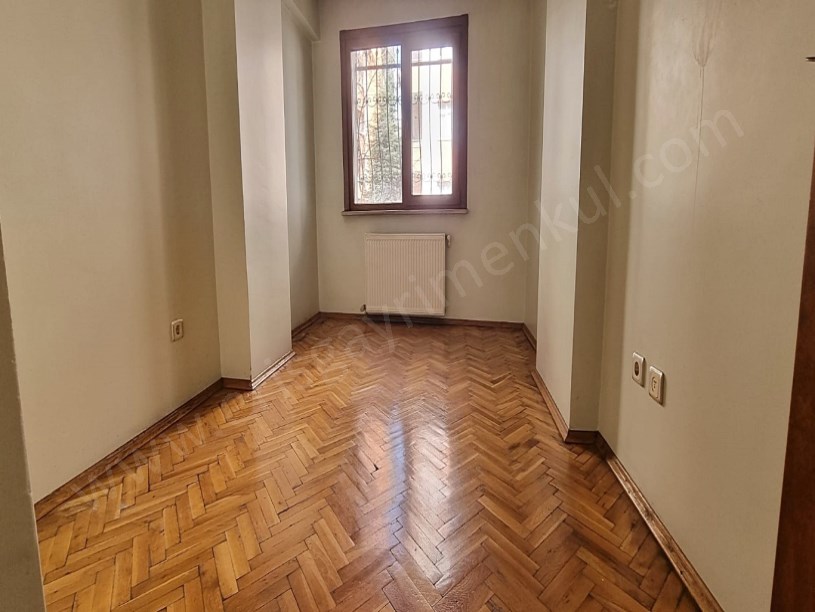 METROYA İST. YAKIN İKİ SOKAK ARASI BİNADA KOMBİLİ GENİŞ M2 3+1 DAİRE