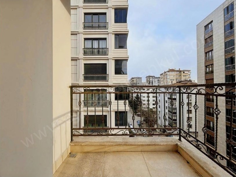 İSTANBBUL KADIKÖY Suadiye Bağdat Cad. Yakın 5 Yıllık 140 m2 3+1