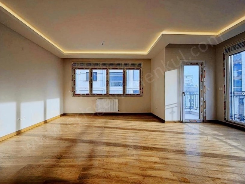 İSTANBBUL KADIKÖY Suadiye Bağdat Cad. Yakın 5 Yıllık 140 m2 3+1