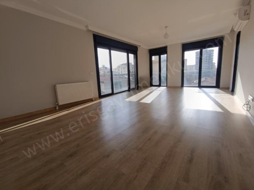 İSTANBUL KADIKÖY SUADİYE DE BALKONLU EBEVEYN BANYOLU FERAH 3+1