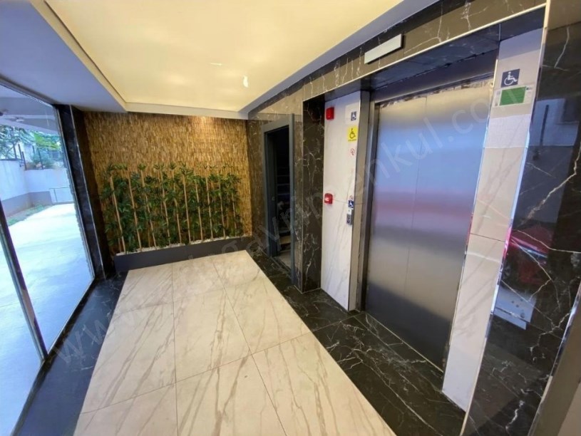 İSTANBUL KADIKÖY SUADİYE DE BALKONLU EBEVEYN BANYOLU FERAH 3+1