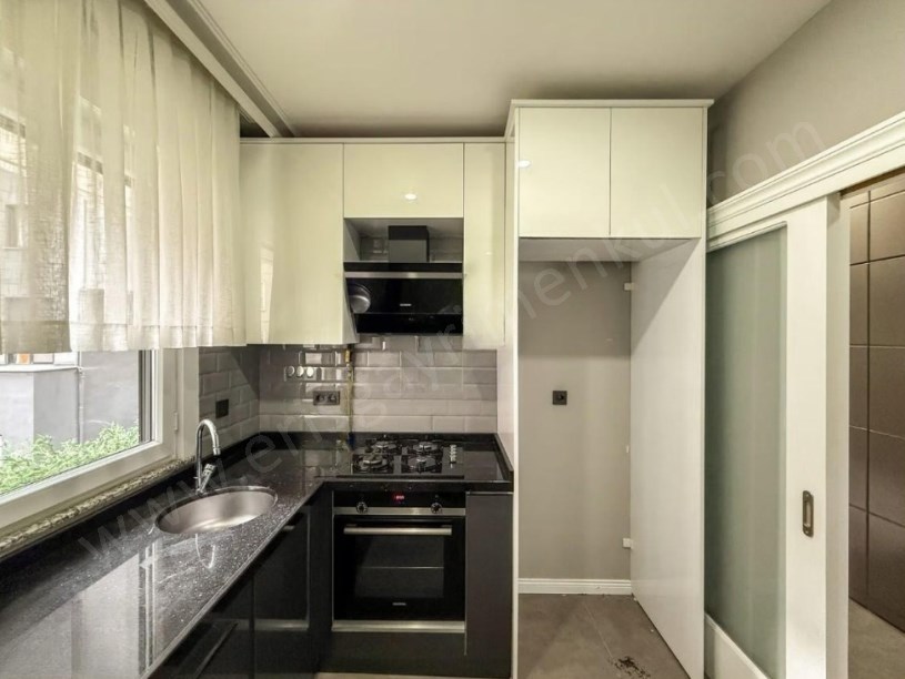 İSTANBUL KADIKÖY Suadiye Kaptan Arif Sokak Genç Binada Satılık 3+1 Boş Daire