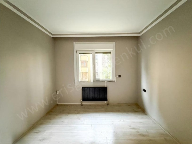 İSTANBUL KADIKÖY Suadiye Kaptan Arif Sokak Genç Binada Satılık 3+1 Boş Daire