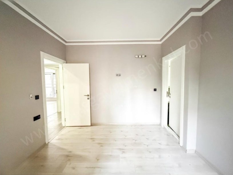 İSTANBUL KADIKÖY Suadiye Kaptan Arif Sokak Genç Binada Satılık 3+1 Boş Daire