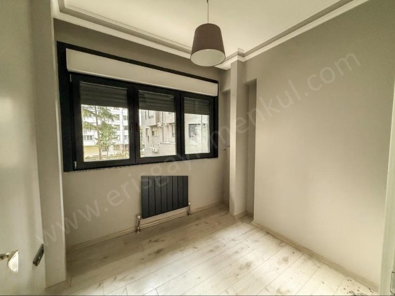 İSTANBUL KADIKÖY Suadiye Kaptan Arif Sokak Genç Binada Satılık 3+1 Boş Daire