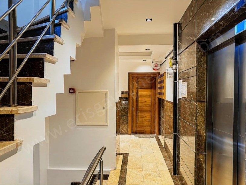 İSTANBUL KADIKÖY Suadiye Kaptan Arif Sokak Genç Binada Satılık 3+1 Boş Daire