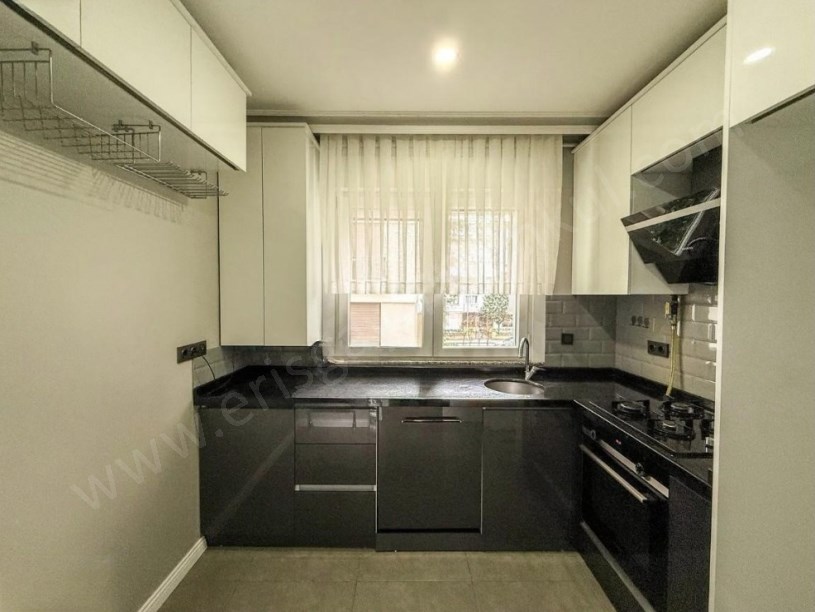 İSTANBUL KADIKÖY Suadiye Kaptan Arif Sokak Genç Binada Satılık 3+1 Boş Daire