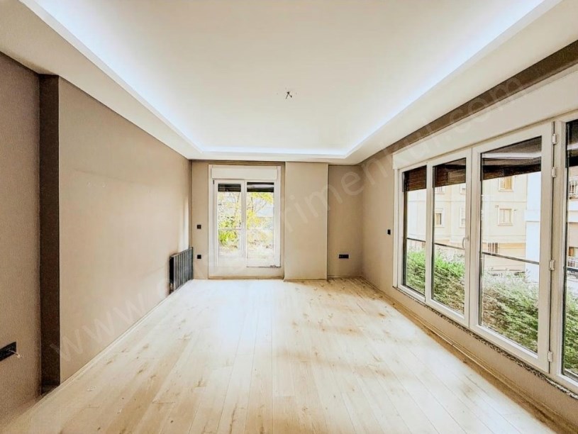 İSTANBUL KADIKÖY Suadiye Kaptan Arif Sokak Genç Binada Satılık 3+1 Boş Daire