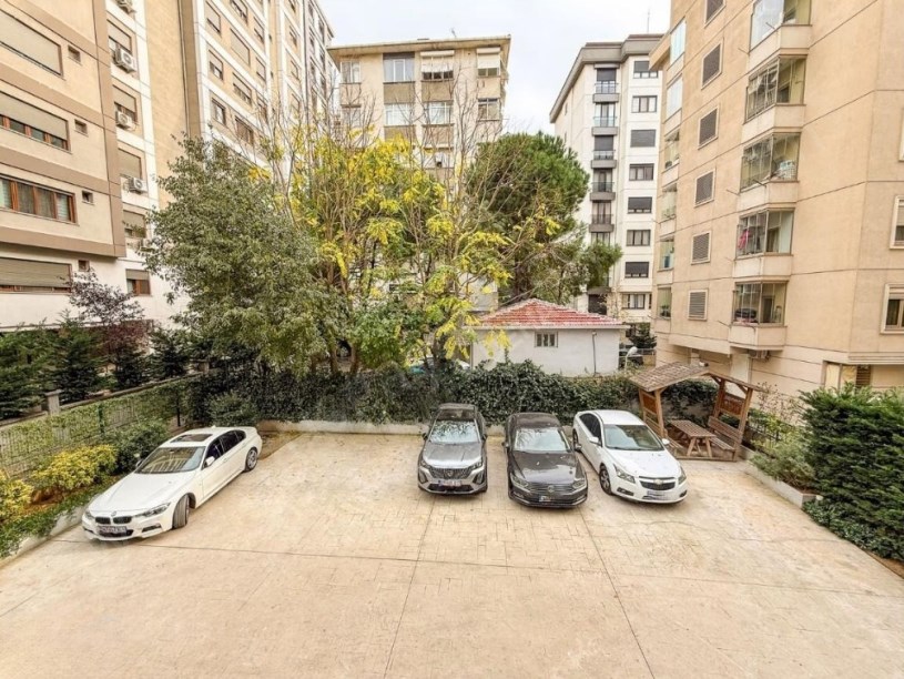 İSTANBUL KADIKÖY Suadiye Kaptan Arif Sokak Genç Binada Satılık 3+1 Boş Daire