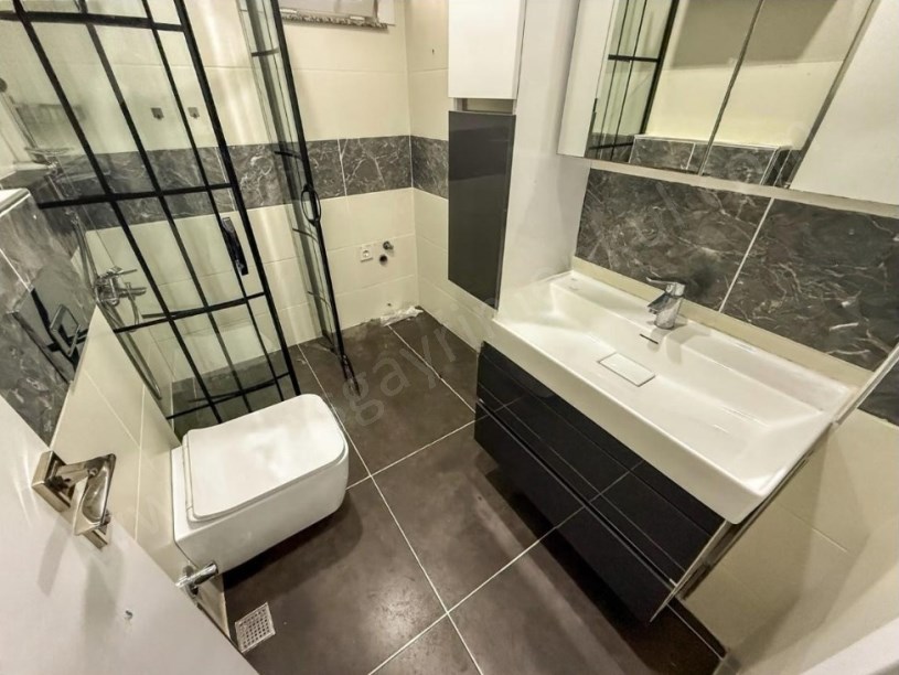 İSTANBUL KADIKÖY Suadiye Kaptan Arif Sokak Genç Binada Satılık 3+1 Boş Daire