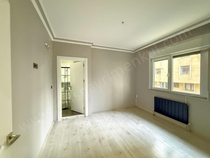 İSTANBUL KADIKÖY Suadiye Kaptan Arif Sokak Genç Binada Satılık 3+1 Boş Daire