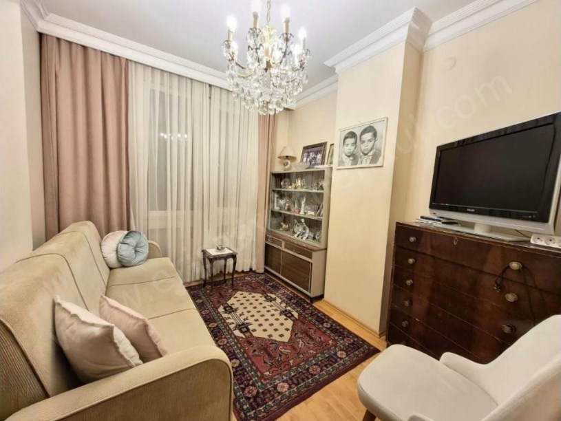 İSTANBUL KADIKÖY Kozyatağı avşar sokak 3+1 ebeveyn banyolu satılık geniş Daire