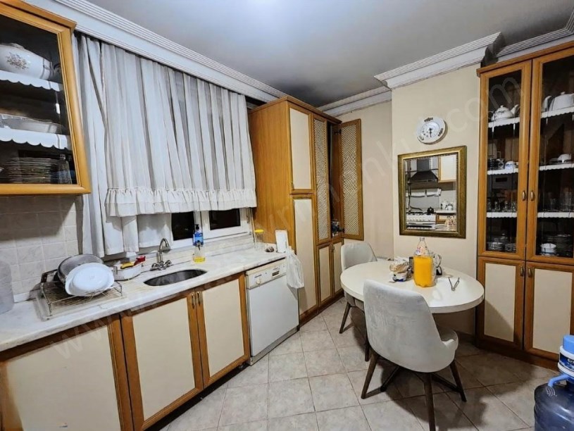 İSTANBUL KADIKÖY Kozyatağı avşar sokak 3+1 ebeveyn banyolu satılık geniş Daire