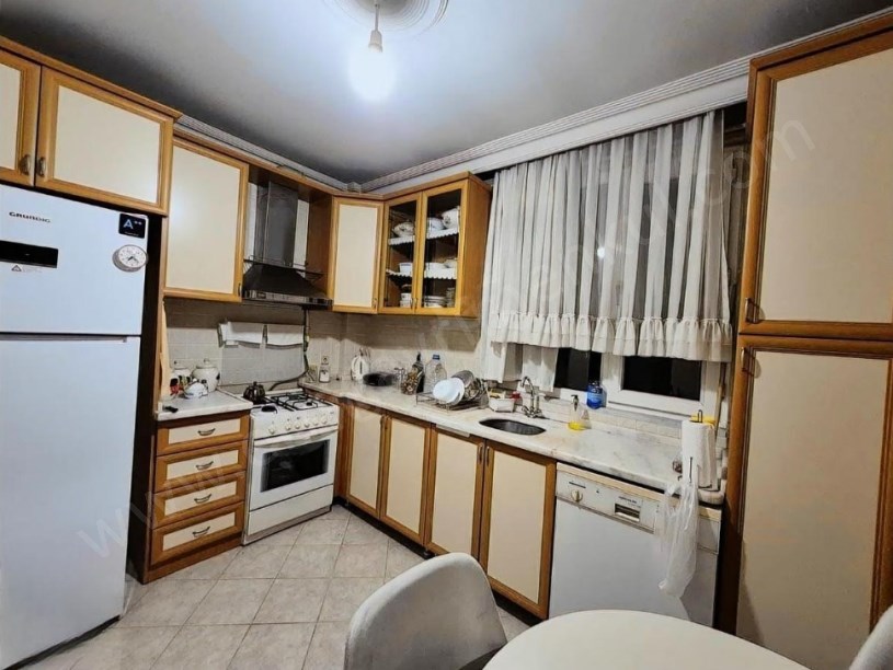 İSTANBUL KADIKÖY Kozyatağı avşar sokak 3+1 ebeveyn banyolu satılık geniş Daire