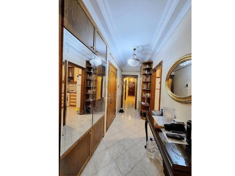 İSTANBUL KADIKÖY Kozyatağı avşar sokak 3+1 ebeveyn banyolu satılık geniş Daire