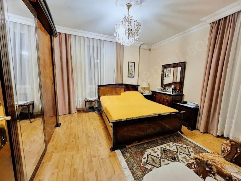 İSTANBUL KADIKÖY Kozyatağı avşar sokak 3+1 ebeveyn banyolu satılık geniş Daire