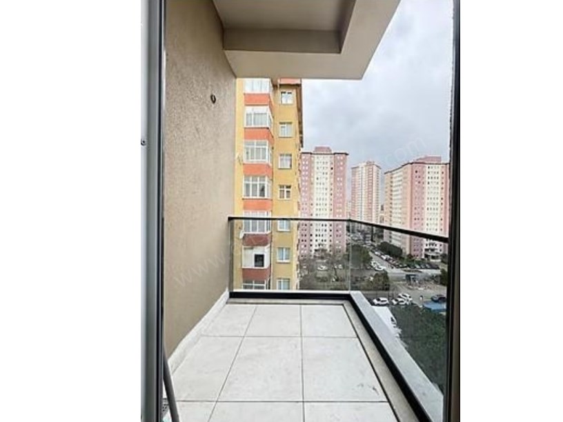 İSTANBUL KADIKÖY KOZYATAĞINDA PRESTİJLİ BİNADA KOZZY AVM YE YAKIN BALKONLU 2+1...