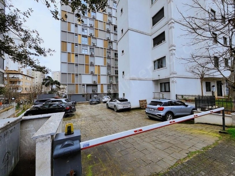 İSTANBUL KADIKÖY MERKEZİ KONUMDA, 5 YAŞINDA, FERAH 2+1, TAŞINMAYA HAZIR