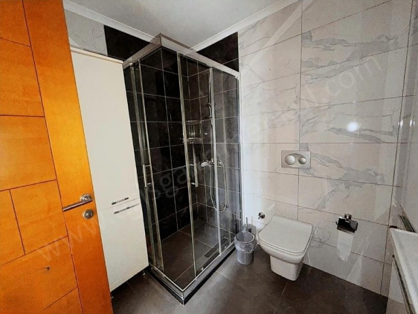 İSTANBUL KADIKÖY KOZYATAĞI KAYA SULTAN SOKAKTA PRESTİJLİ BİNA 90 m2 NET