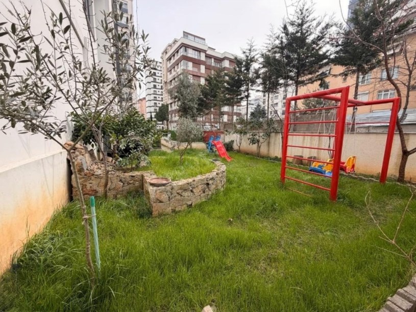 İSTANBUL KADIKÖY KOZYATAĞI KAYA SULTAN SOKAKTA PRESTİJLİ BİNA 90 m2 NET