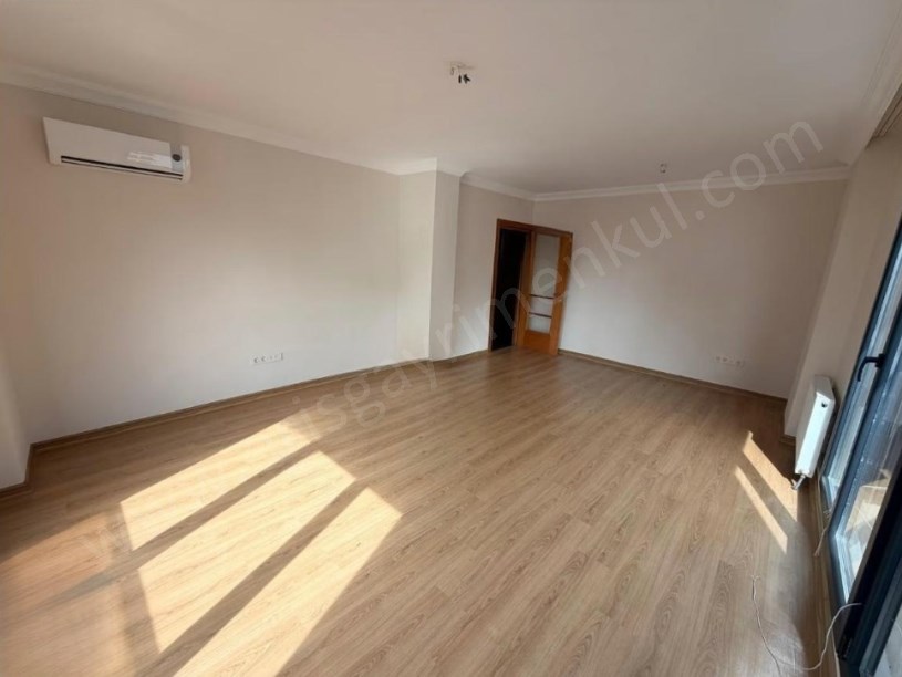 İSTANBUL KADIKÖY KOZYATAĞI KAYA SULTAN SOKAKTA PRESTİJLİ BİNA 90 m2 NET