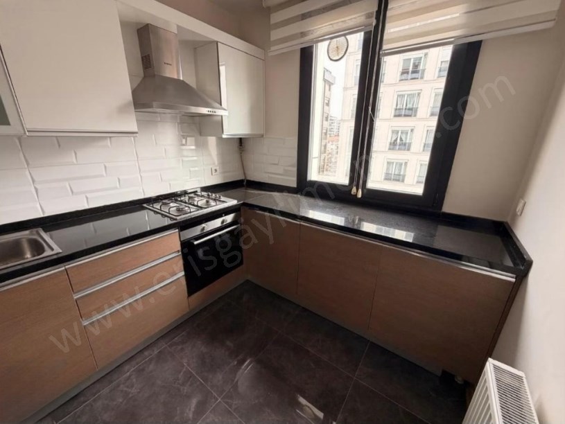 İSTANBUL KADIKÖY KOZYATAĞI KAYA SULTAN SOKAKTA PRESTİJLİ BİNA 90 m2 NET