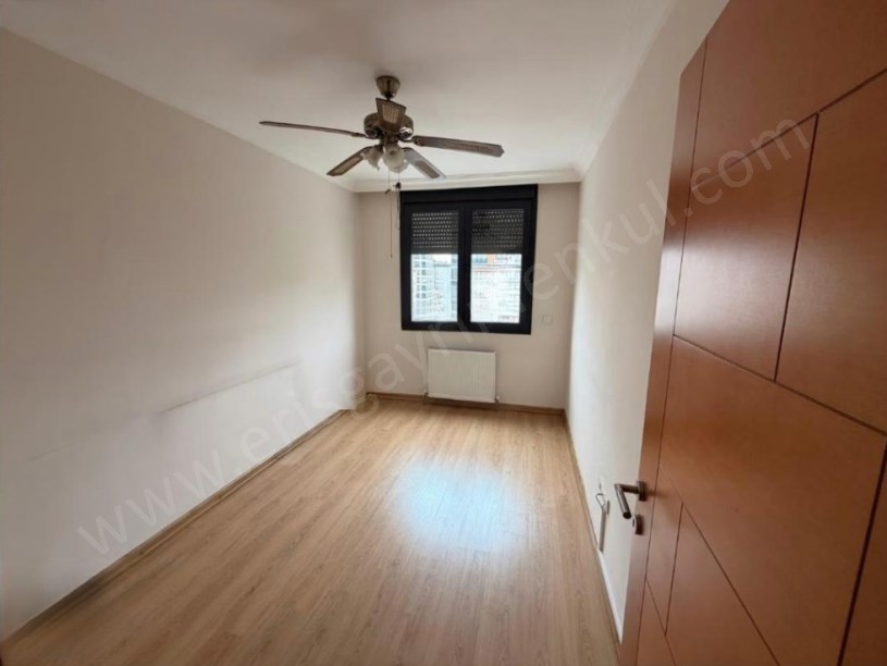 İSTANBUL KADIKÖY KOZYATAĞI KAYA SULTAN SOKAKTA PRESTİJLİ BİNA 90 m2 NET