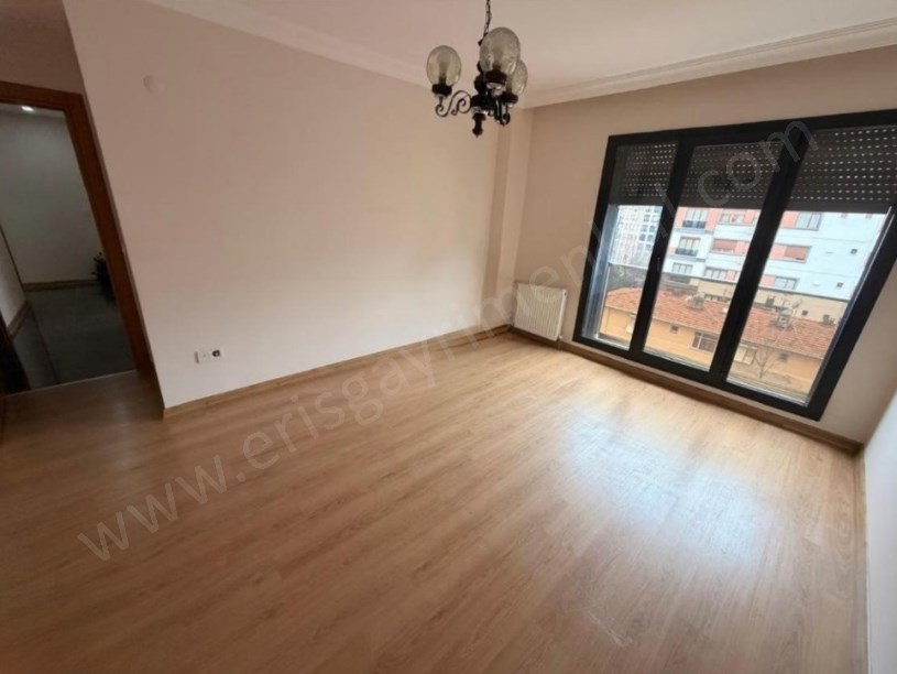 İSTANBUL KADIKÖY KOZYATAĞI KAYA SULTAN SOKAKTA PRESTİJLİ BİNA 90 m2 NET