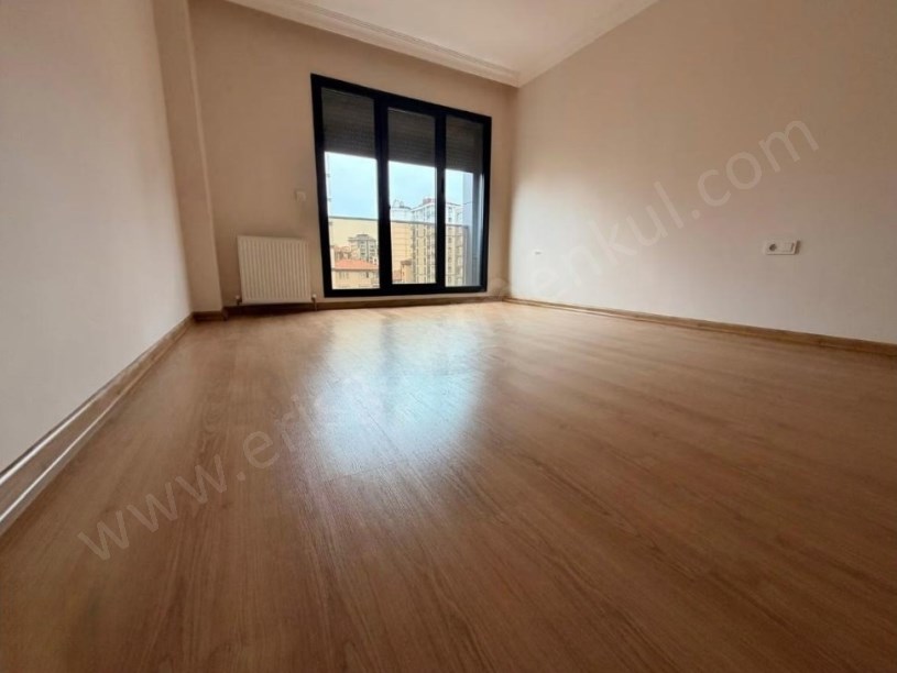 İSTANBUL KADIKÖY KOZYATAĞI KAYA SULTAN SOKAKTA PRESTİJLİ BİNA 90 m2 NET