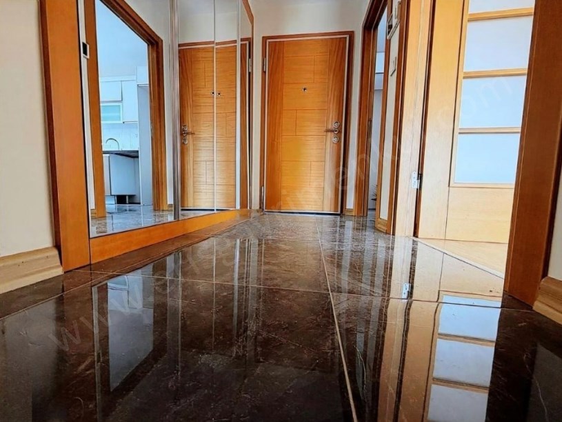 İSTANBUL KADIKÖY KOZYATAĞI KAYA SULTAN SOKAKTA PRESTİJLİ BİNA 90 m2 NET