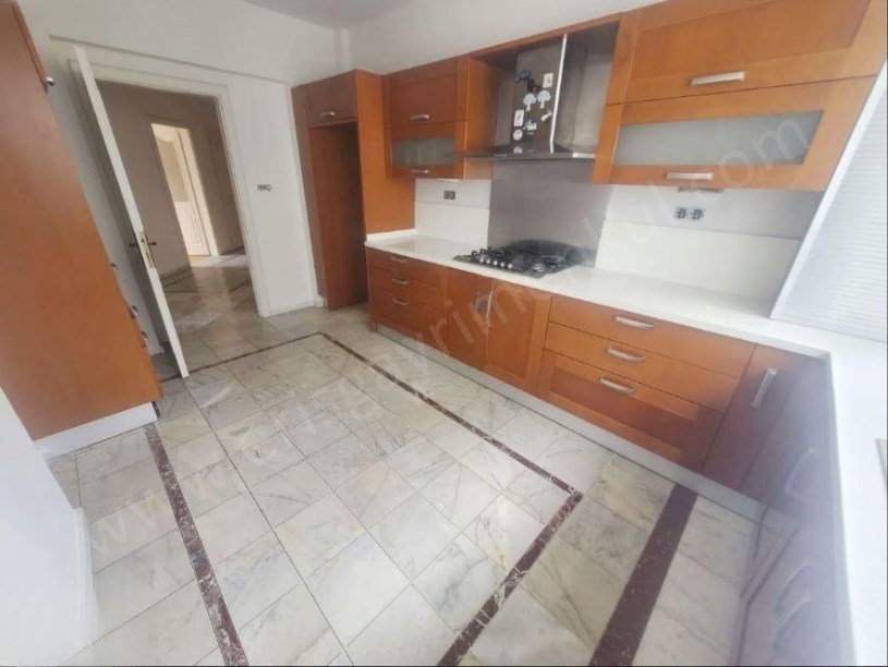 GÖZTEPE BAĞDAT CADDESİ NE YAKIN BAKIMLI BİNADA 180 M2 4+1 DAİRE