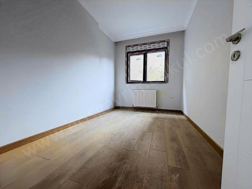 İSTANBUL KADIKÖY BOSTANCI MAH. MİNİBÜSE 2.BİNADA SIFIR MARMARAYA YAKIN 94m2 NET