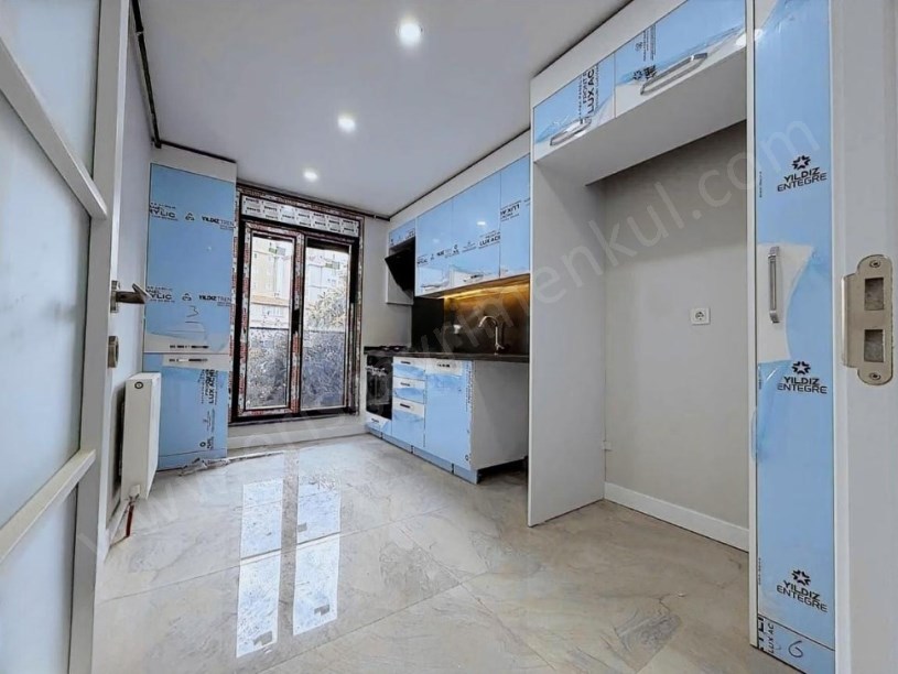 İSTANBUL KADIKÖY BOSTANCI MAH. MİNİBÜSE 2.BİNADA SIFIR MARMARAYA YAKIN 94m2 NET