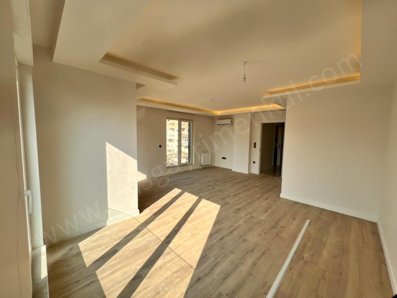 KOZYATAĞI METRO YAKINI GÜNEY CEPHE BALKONLU KOMBİLİ 2+1 DAİRE KADIKÖY İSTANBUL