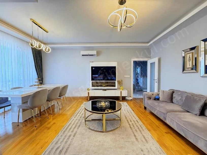 2017 Yapımı Binada Çift Balkonlu, Teraslı, E. Banyolu 215m2 4+2 Fırsat Daire