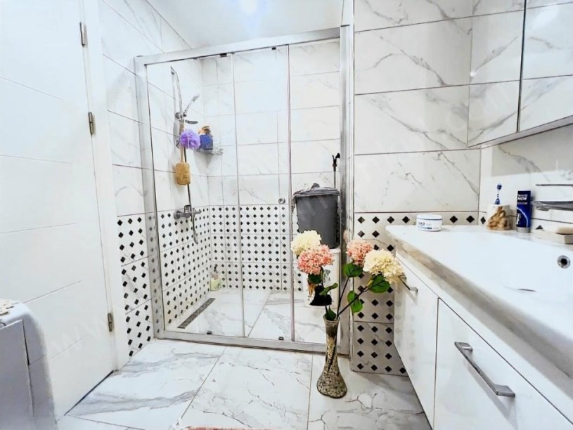 SUADİYEDEN MİNİBÜSE YAKIN PRESTİJLİ BİNADA 85 NET KÖŞE ! MAL SAHİBİ İKAMET ETMEKTEDİR