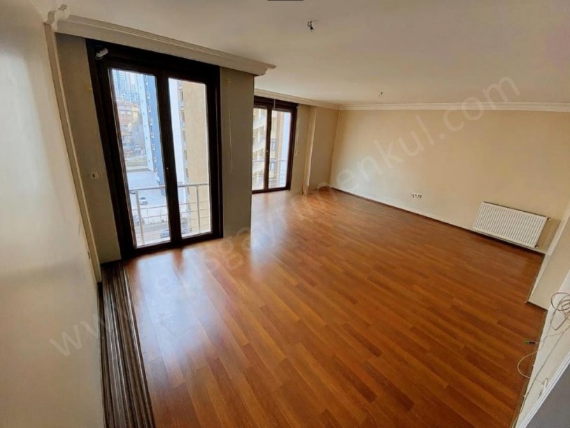 İSTANBUK KADIKÖY SAHRAYICEDİT MERKEZİ KONUMDA BOŞ SATILIK 3+1 DAİRE