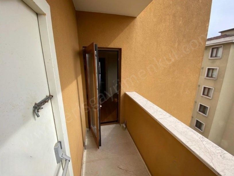 İSTANBUK KADIKÖY SAHRAYICEDİT MERKEZİ KONUMDA BOŞ SATILIK 3+1 DAİRE