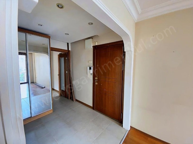 İSTANBUK KADIKÖY SAHRAYICEDİT MERKEZİ KONUMDA BOŞ SATILIK 3+1 DAİRE