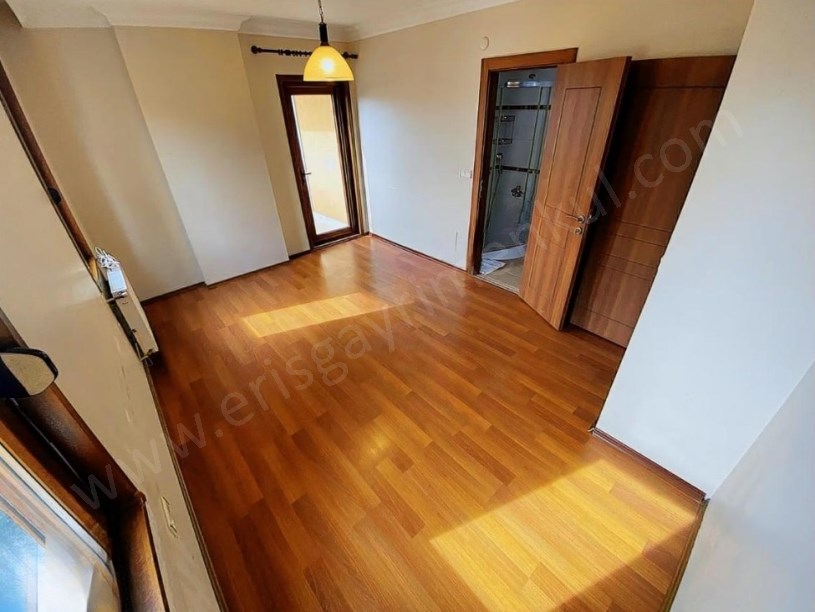 İSTANBUK KADIKÖY SAHRAYICEDİT MERKEZİ KONUMDA BOŞ SATILIK 3+1 DAİRE