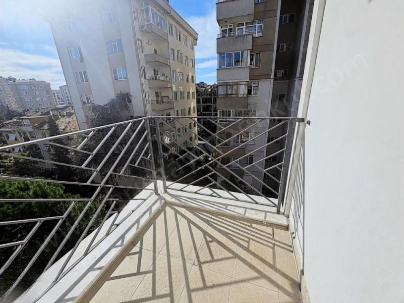 KOZYATAĞI MİNİBÜS CADDESİNE KOMŞU,YENİ BİNADA,KOMBİLİ,BALKONLU 130m² 3+1 SATILIK DAİRE